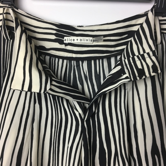 [ SOLD ] Alice + Olivia > Pleated Striped Shorts - Picture 6 of 8